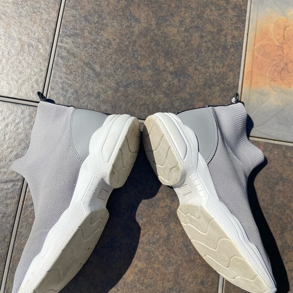 Men’s Guess sock shoes Sz 9 - Picture 2 of 3